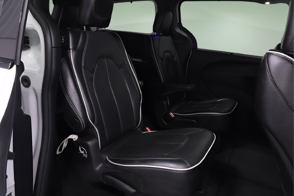Certified 2025 Chrysler Pacifica Limited FWD image 18
