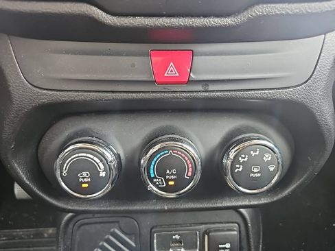Used 2016 Jeep Renegade 75th Anniversary FWD image 41