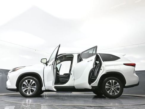 Used 2023 Toyota Highlander XLE FWD image 78