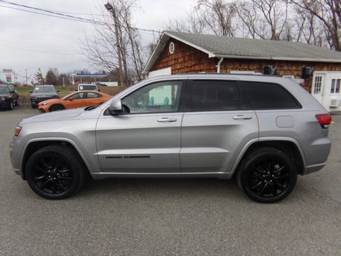 Used 2019 Jeep Grand Cherokee Altitude image 12