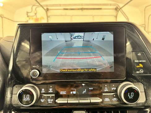 Used 2023 Toyota Highlander LE AWD/4WD image 41