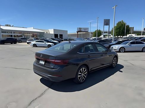 Used 2025 Volkswagen Jetta SE w/ Sunroof Package FWD image 5