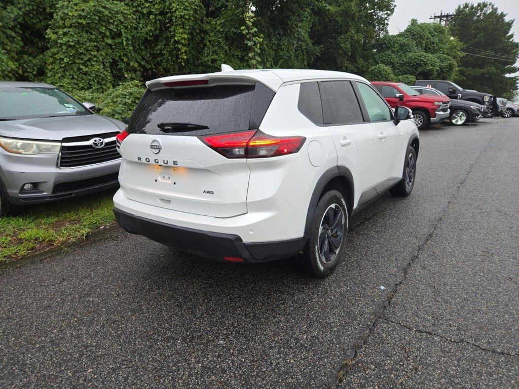 Used 2025 Nissan Rogue SV AWD/4WD image 2