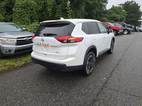 Used 2025 Nissan Rogue SV AWD/4WD image 2