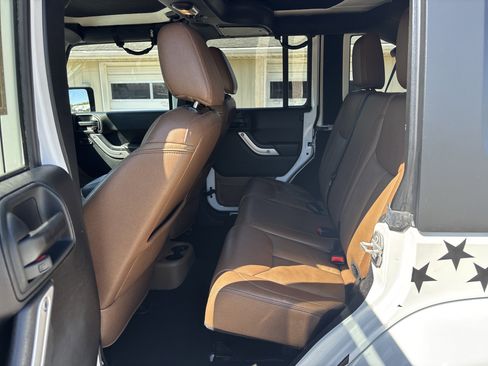Used 2017 Jeep Wrangler Unlimited Sahara w/ Connectivity Group AWD/4WD image 31