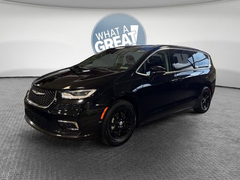 Used 2024 Chrysler Pacifica Touring-L FWD image 8
