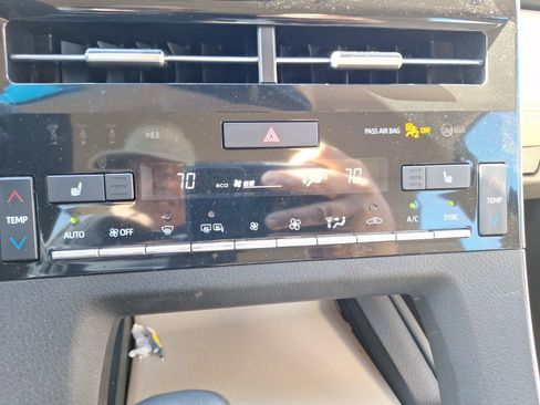 Used 2022 Toyota Avalon XLE image 26