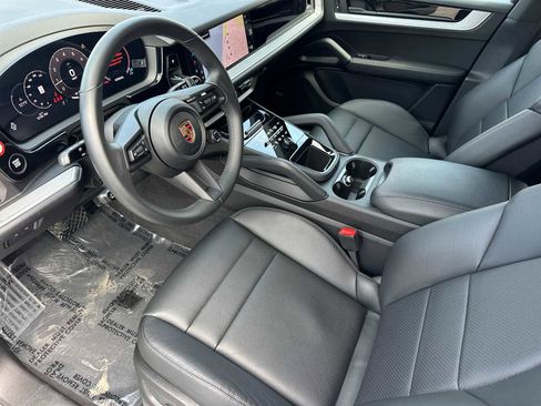 Used 2025 Porsche Cayenne image 4