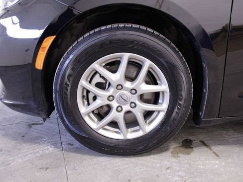 Used 2024 Chrysler Pacifica Touring-L image 11