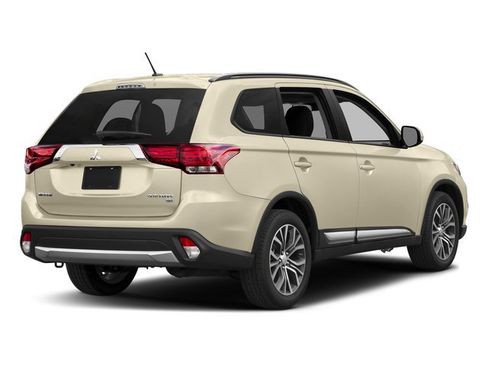 Used 2018 Mitsubishi Outlander LE image 2