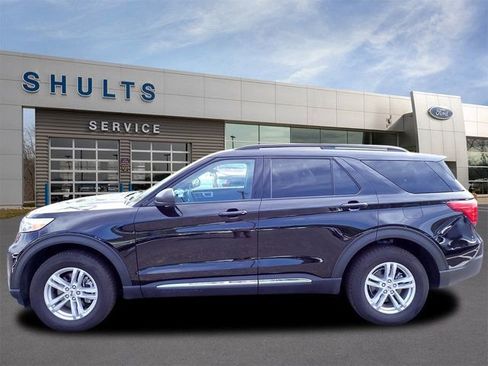 Used 2023 Ford Explorer XLT AWD/4WD image 2