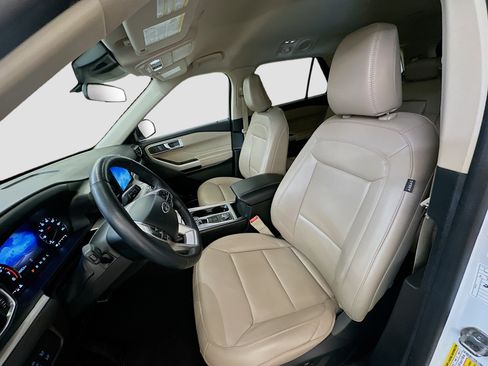 Used 2024 Ford Explorer XLT w/ Equipment Group 202A image 13