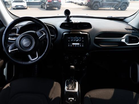 Used 2018 Jeep Renegade Latitude FWD image 8