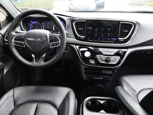 Used 2025 Chrysler Pacifica Select FWD image 23