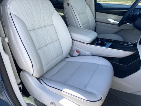 Used 2025 Buick Enclave Avenir FWD image 10