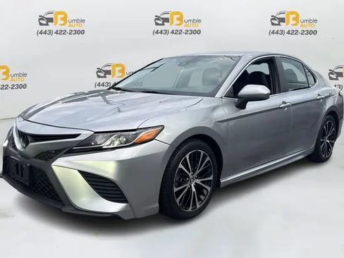 Used 2020 Toyota Camry SE FWD image 1