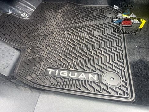 New 2025 Volkswagen Tiguan SE image 17
