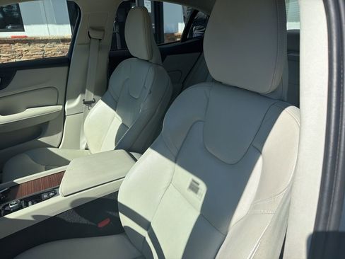Used 2021 Volvo S60 T5 Momentum w/ Advanced Package image 3