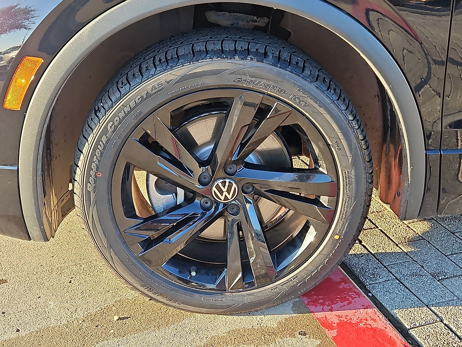 Certified 2024 Volkswagen Tiguan SE R-Line w/ MDO Package, Three-Row FWD image 11