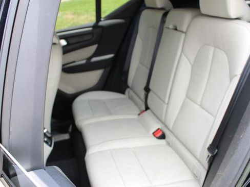 Used 2022 Volvo XC40 T5 Momentum image 22