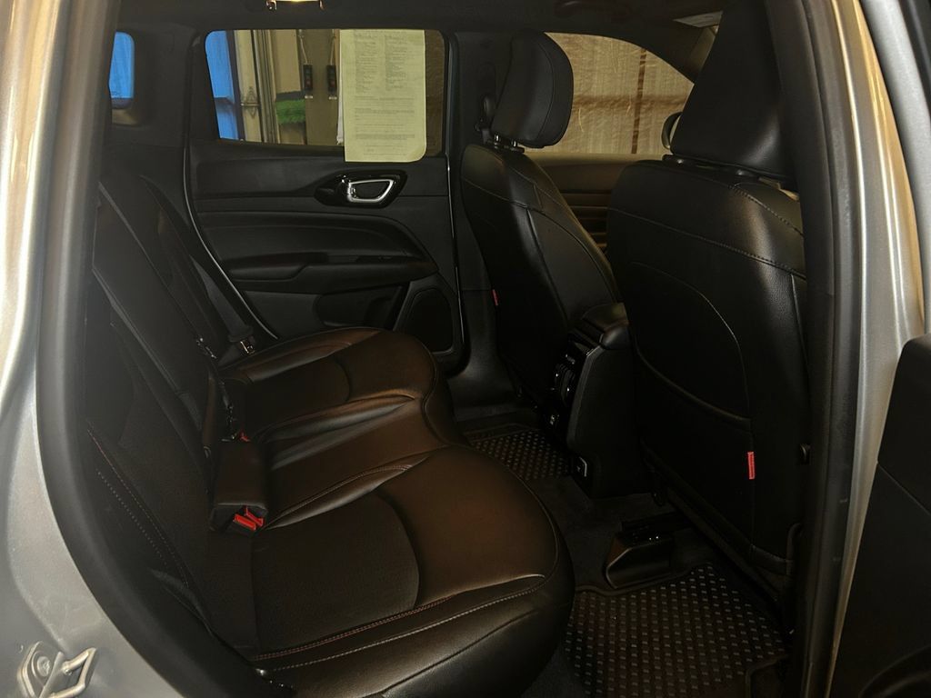 Used 2025 Jeep Compass Trailhawk AWD/4WD image 17