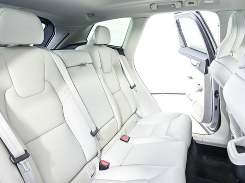 Certified 2024 Volvo XC60 B5 Plus AWD/4WD image 22