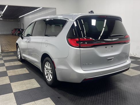 Used 2024 Chrysler Pacifica Touring-L FWD image 16