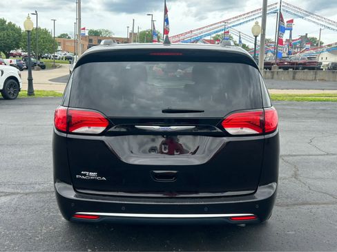 Used 2018 Chrysler Pacifica Touring-L w/ Advanced Safetytec Group FWD image 6
