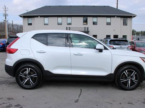 Used 2025 Volvo XC40 B5 Core image 6
