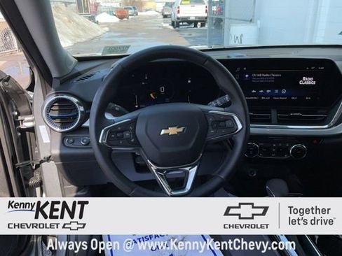 Used 2025 Chevrolet Trax LT w/ LT Convenience Package image 16