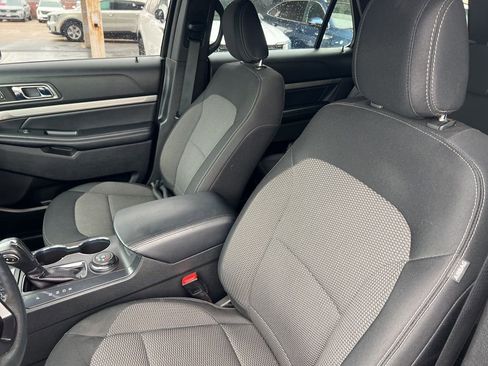 Used 2018 Ford Explorer XLT image 5
