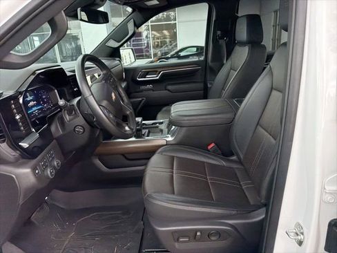 Used 2025 Chevrolet Silverado 1500 High Country w/ High Country Premium Package AWD/4WD image 7