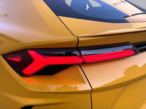 Used 2022 Lamborghini Urus AWD/4WD image 28