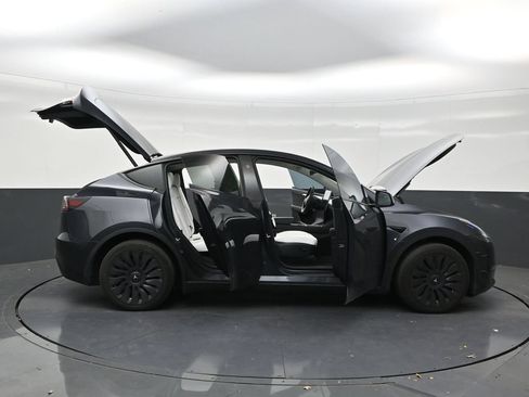 Used 2024 Tesla Model Y Long Range AWD/4WD image 28