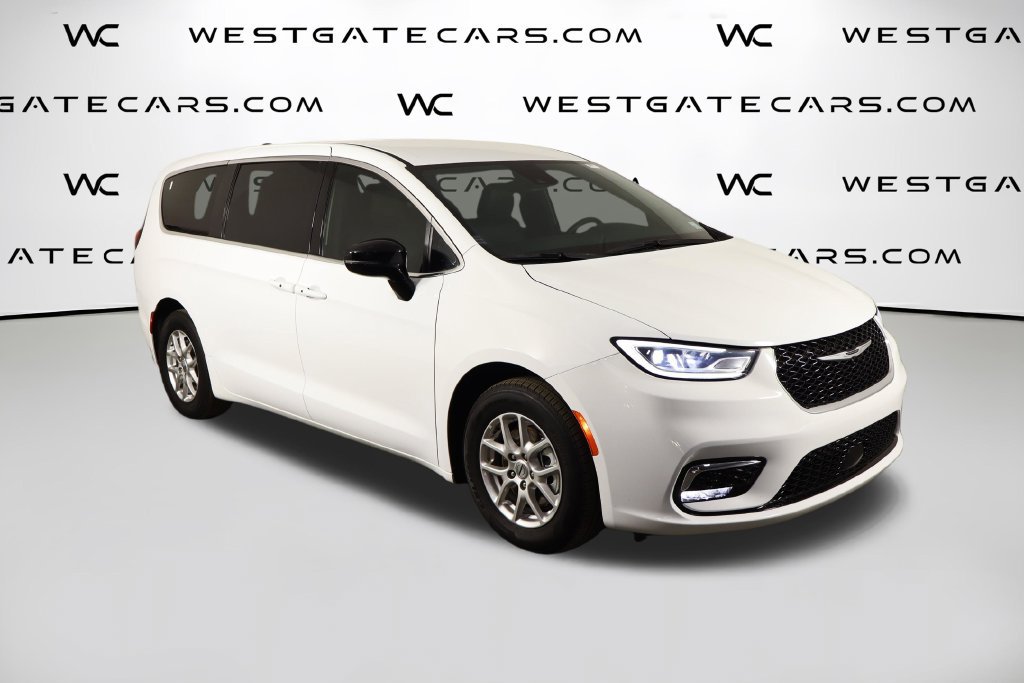 Used 2025 Chrysler Pacifica Select FWD image 45
