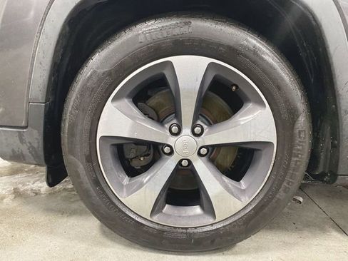 Used 2019 Jeep Cherokee Limited image 8