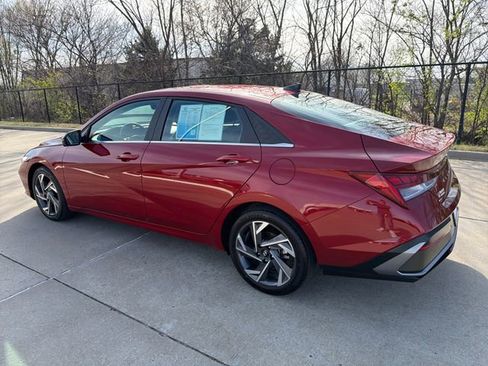 Used 2024 Hyundai Elantra Limited image 3