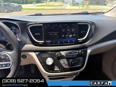 Used 2022 Chrysler Pacifica Touring-L FWD image 8