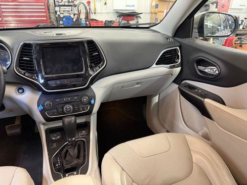 Used 2019 Jeep Cherokee Limited AWD/4WD image 5