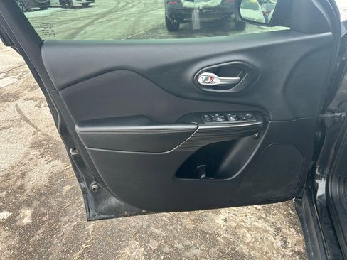 Used 2014 Jeep Cherokee Sport image 14