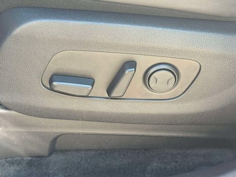 Used 2024 Kia Carnival EX FWD image 17