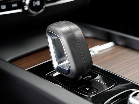 Used 2022 Volvo XC60 B5 Momentum w/ Advanced Package image 19