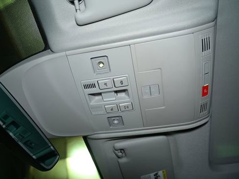 Used 2024 Volkswagen Taos SE image 43