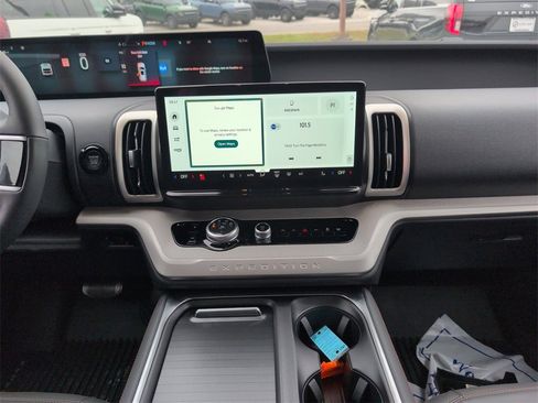 New 2025 Ford Expedition Active image 16