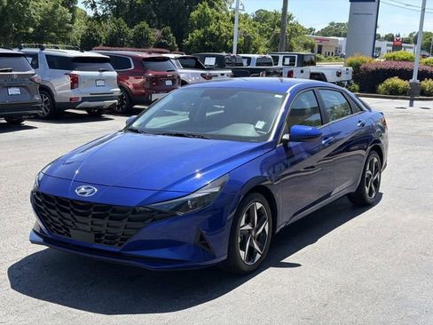 Used 2023 Hyundai Elantra SEL w/ Convenience Package FWD image 3