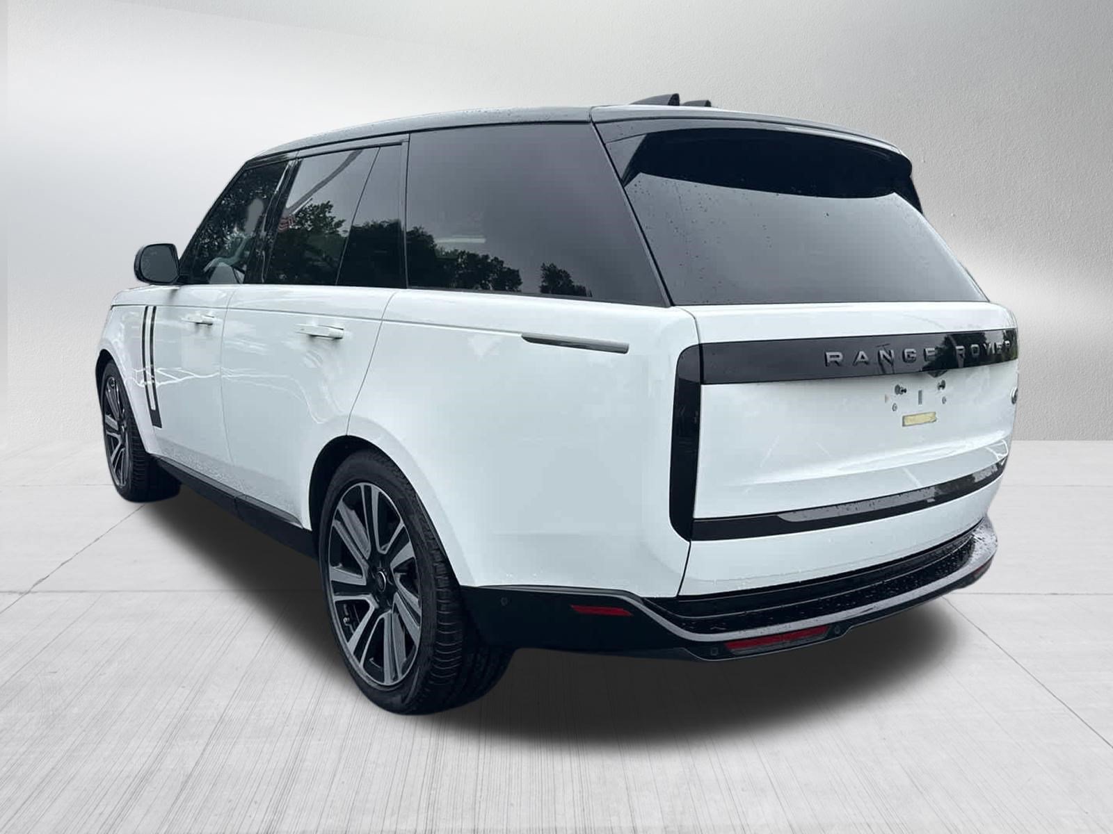 Used 2023 Land Rover Range Rover SE AWD/4WD image 3