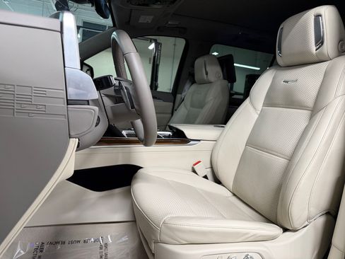 Used 2025 Cadillac Escalade ESV Sport Platinum w/ LPO, ONYX Package AWD/4WD image 5