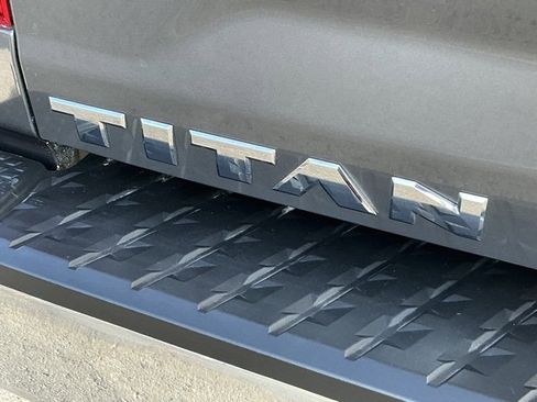 Used 2018 Nissan Titan SV image 7