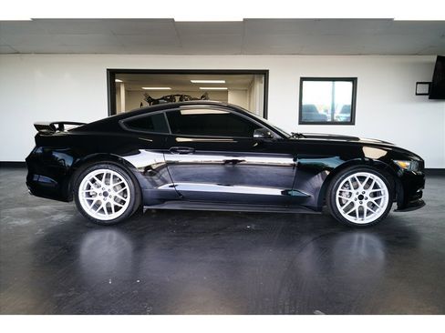 Used 2016 Ford Mustang Coupe image 8