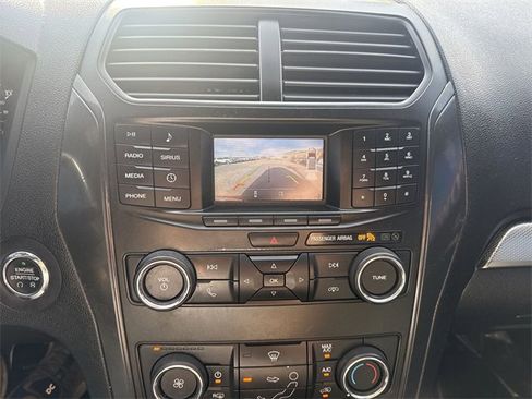 Used 2018 Ford Explorer XLT image 17